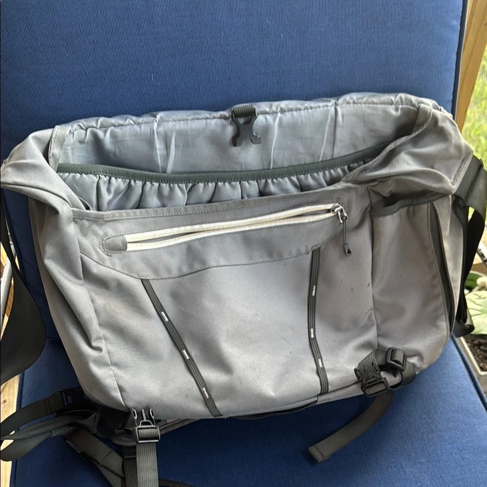 Patagonia Gray Messenger Bag with Sleek Design